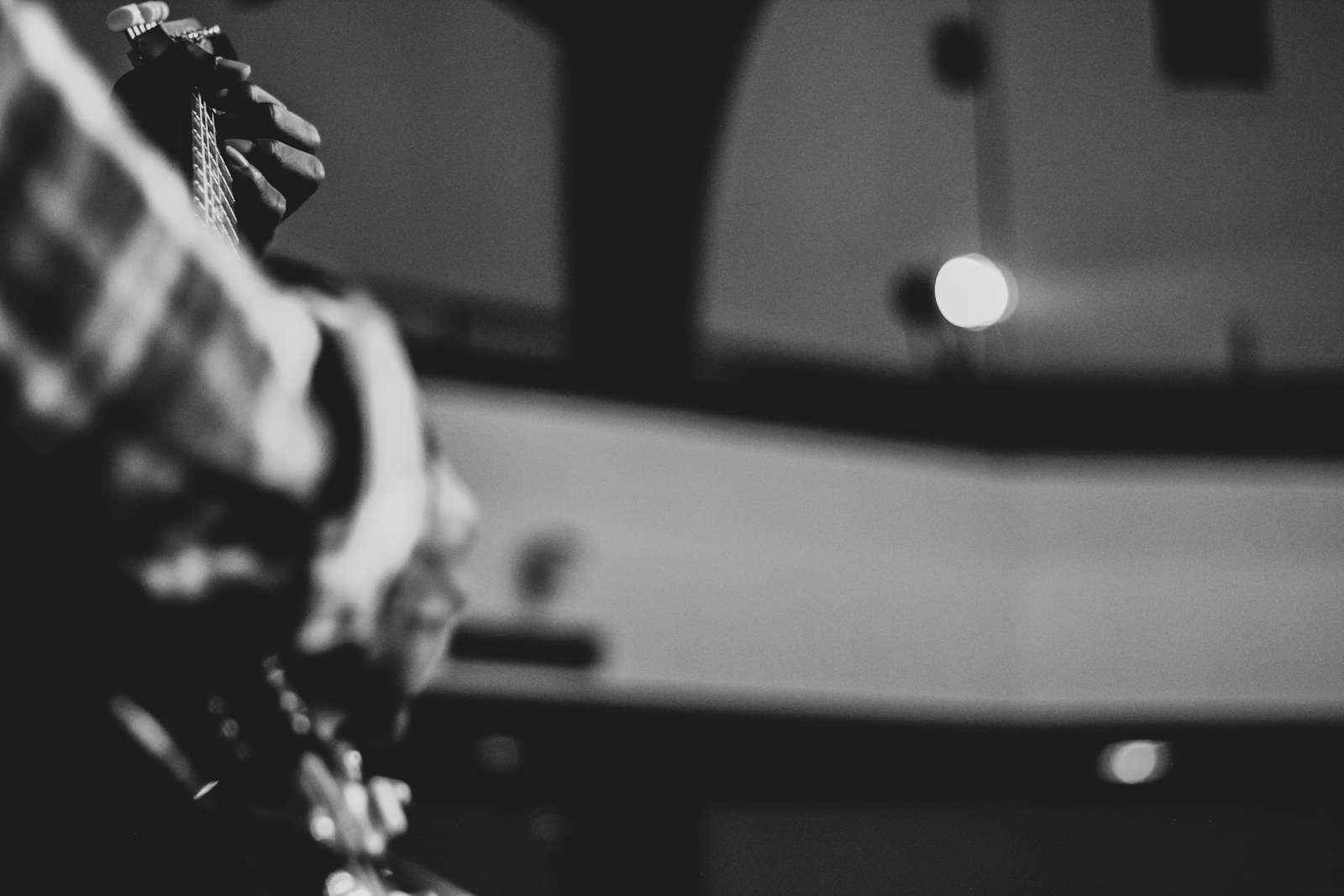 a black and white photo of a guitar